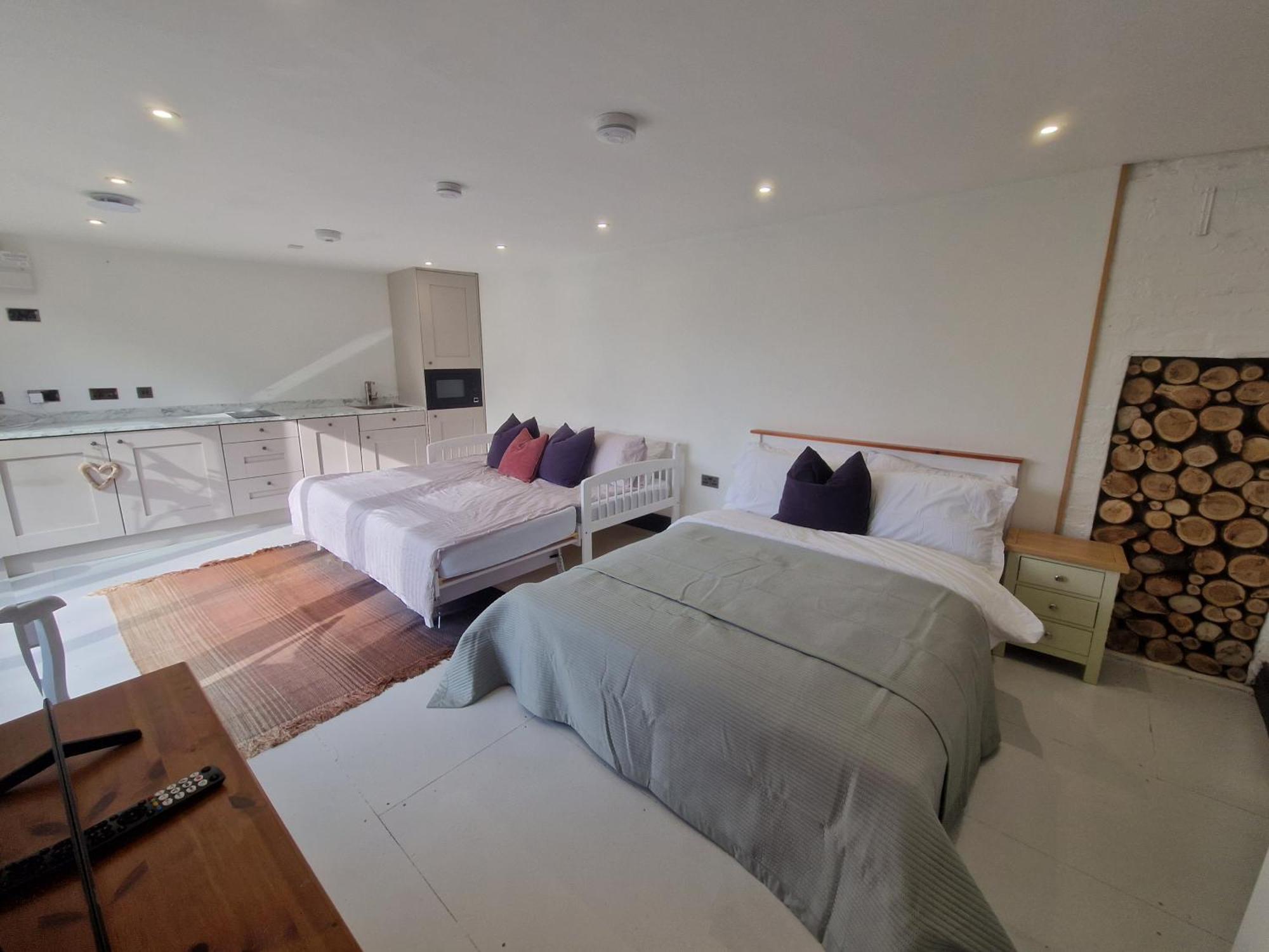 Garden Apartment, Sleeps 4 *